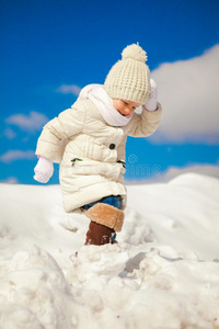 小快乐的女孩在雪地上行走