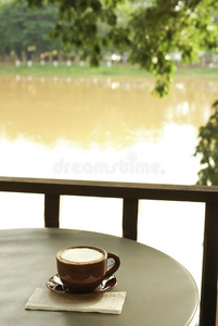 河畔景观咖啡杯