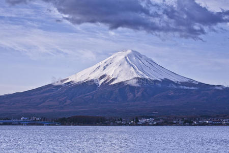 美丽的富士山，有湖，日本