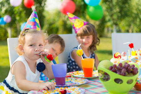 孩子生日派对上的漂亮女孩