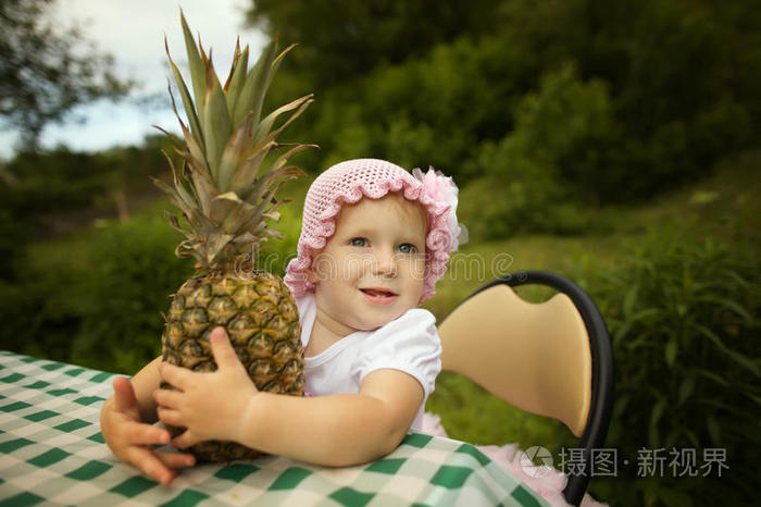 可爱有趣的菠萝女孩