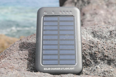 太阳能电池板海滩上的能源