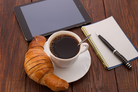 早餐喝杯黑咖啡，牛角包和笔记本