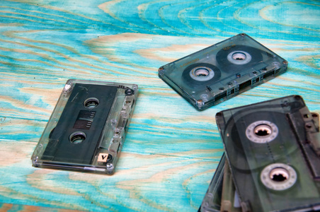 在蓝色背景上的旧音乐音频磁带