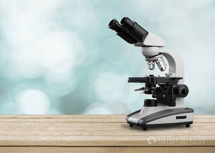 一台医学显微镜在背景上隔离
