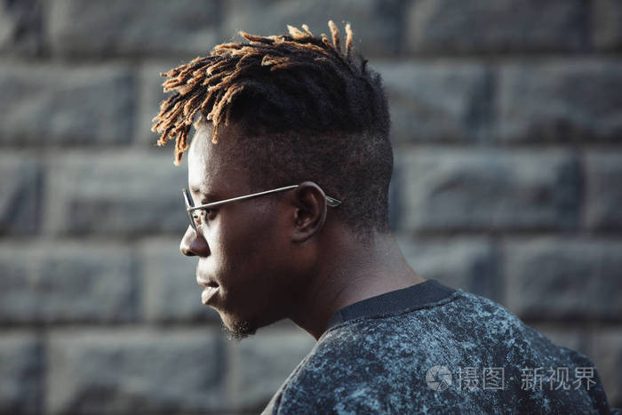 戴着现代眼镜的辫子发型的非洲说唱男士