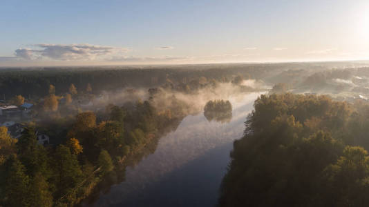 清晨烟雾在水面上 Ulbroka 湖空中无人机俯视拉脱维亚