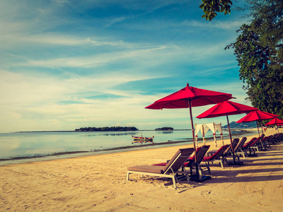 热带海滩上的雨伞和椅子, 用于旅行和度假