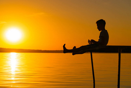 休闲娱乐悠闲时尚智能青年漂浮在一个悠闲的河流池塘的人在渡船上悠闲