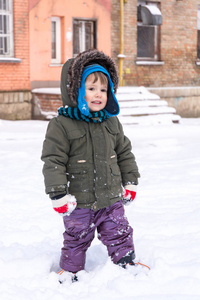 小男孩在夹克和针织帽子捕捉雪花在冬季公园圣诞节。冬天玩雪的孩子