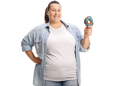 微笑超重妇女拿着一个甜甜圈在白色背景下隔离