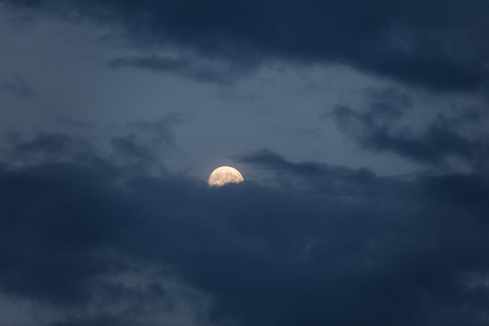 乌云遮住月亮图片