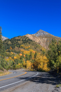 西南科罗拉多山区公路在秋天
