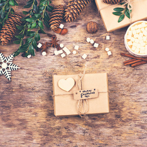 礼品, 冷杉枝, 坚果, 锥, 可可, 咖啡, 舒适的针织毯。冬天, 新年, 圣诞节静物