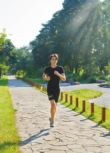 年轻的健身男子在公园跑步。健康的生活方式