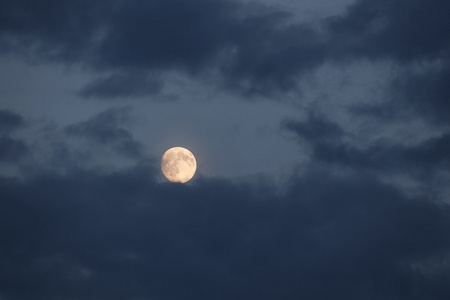 满月与乌云