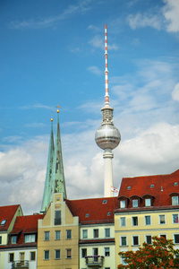 旧教堂和柏林电视塔对抗蓝天。整洁的房子, 屋顶, 城市环境。城市风景