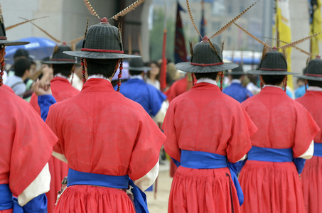 行的武装警卫在古代传统士兵穿校服的旧王宫,首尔,韩国照片