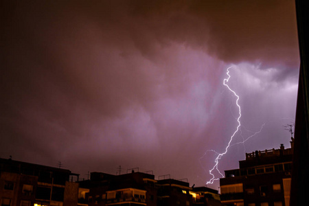 马德里夜景雷电落在城市的暴风雨之夜照片