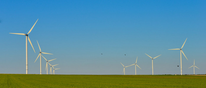 风车的电力生产在蔚蓝的天空