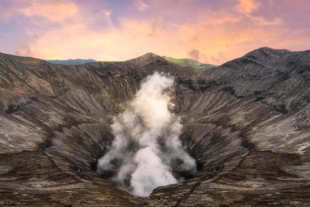 进入布罗莫山火山口古南布罗莫的呼吸。