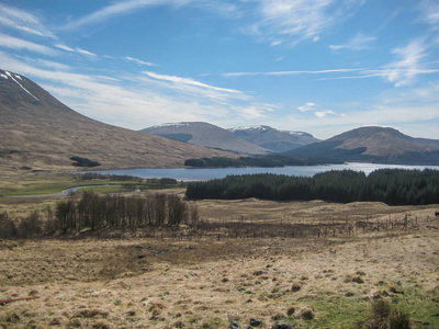 高原 Scotland 山景观与湖泊背景蓝色多云的天空