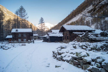 山上的房子在雪中