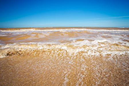 美丽的海景。断的水。块状海