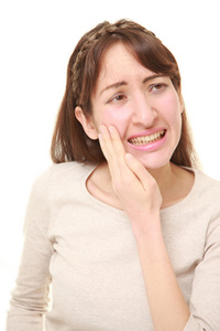 年轻女子患牙痛
