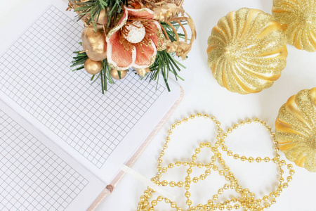 浪漫的圣诞和新年装饰, 金色的球, 珠子, 打开日计划, 日记在白色的桌子上, 复制空间