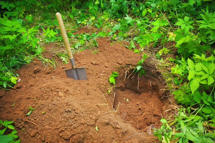 在地上挖个洞