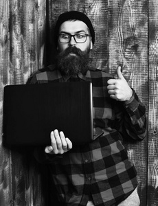 胡子男人长胡子大胡子残酷的白种时髦手持笔记本电脑