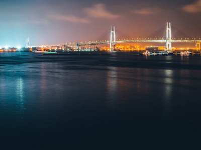 美丽的建筑横滨桥梁与海和海在城市晚上在日本