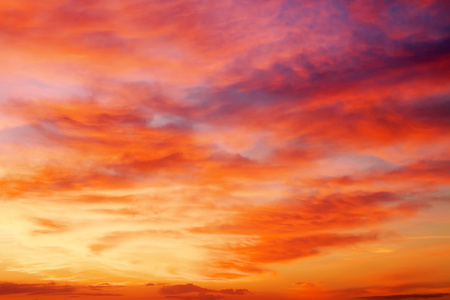 火热的橙色和红色落日的天空。美丽的天空背景