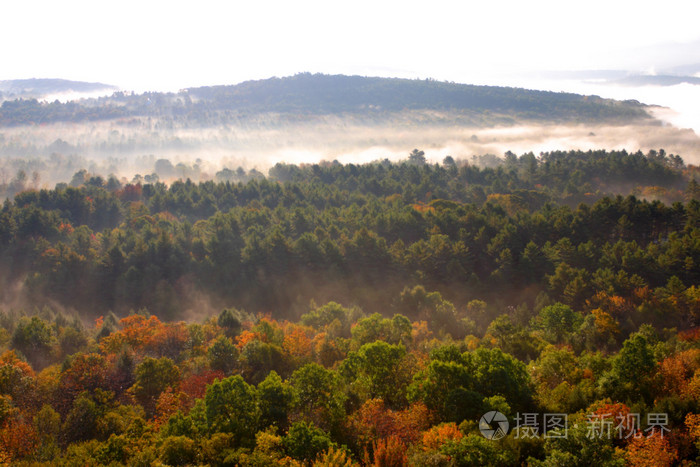 热气球漂浮在佛蒙特州农村鸟瞰图