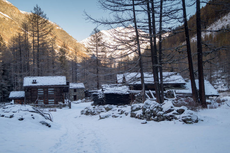 山上的房子在雪中