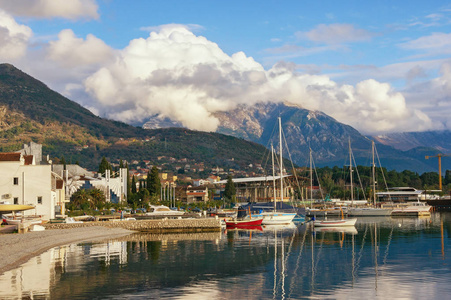 冬季地中海景观, 山顶上有一朵白云。黑山, 亚得里亚海, Kotor 湾, 蒂瓦特城市港口景观