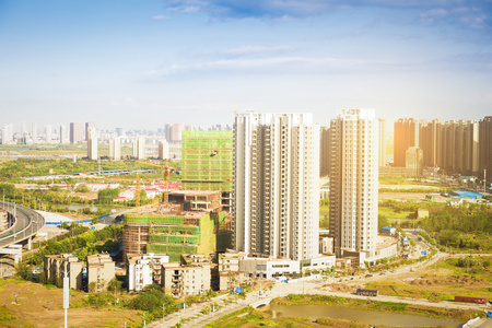 在黄昏，中国南昌建筑物和河流的空中城市景观