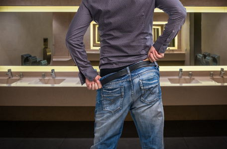 男子上厕所图片