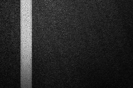 水平划分的白色条纹的柏油的马路.纹理的停机坪上,顶视图照片