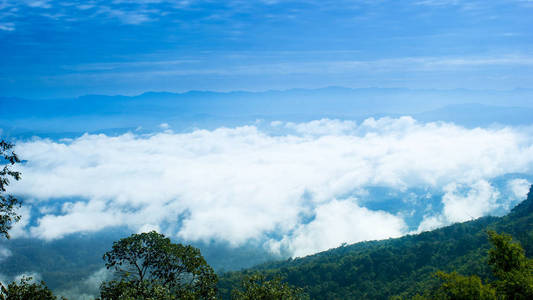自然日出云彩天空泰国山森林薄雾夏天背景