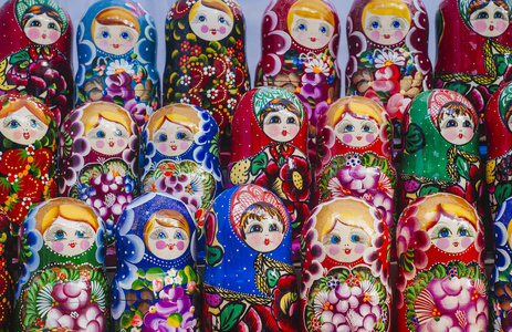 在市场上多彩俄罗斯嵌套娃娃