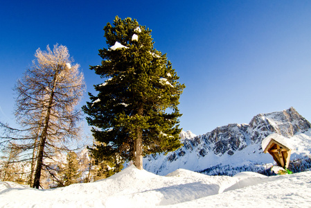 多洛米蒂山冬季的雪域景观