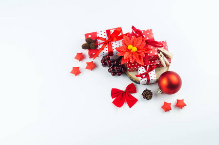 圣诞礼品盒和装饰品。平躺模板。圣诞节奇迹的时刻。白色背景上的红色装饰装饰品