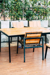 户外餐厅的空木桌椅老式过滤器