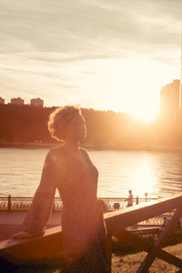 在日落期间, 在一个温暖的夏日, 关闭一个公园里一个女人的肖像