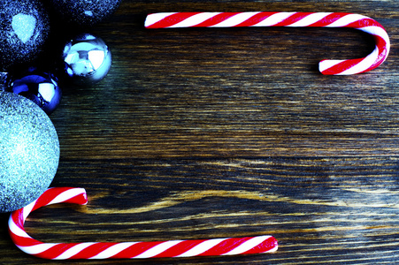 圣诞糖果，木制的桌子上