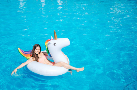 她玩得很开心.女孩往下看照片