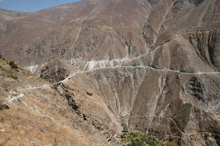 安第斯山脉的危险道路秘鲁