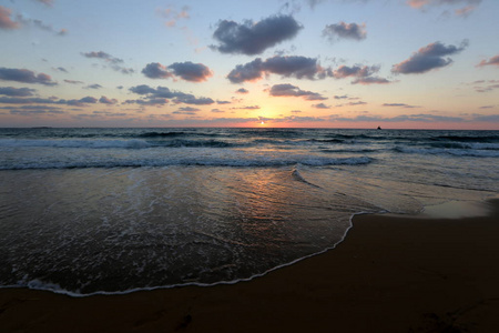 太阳在地中海的地平线上落下, 结束了一天。